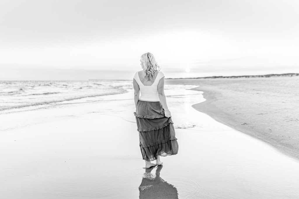 Black and white beach portrait for Fotos4Fosters testimonial